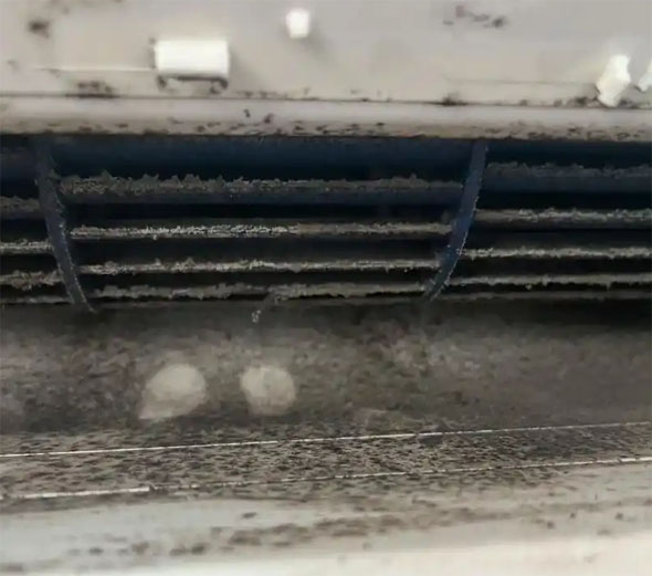 富蕴空调吹的风有股烧焦味是怎么回事